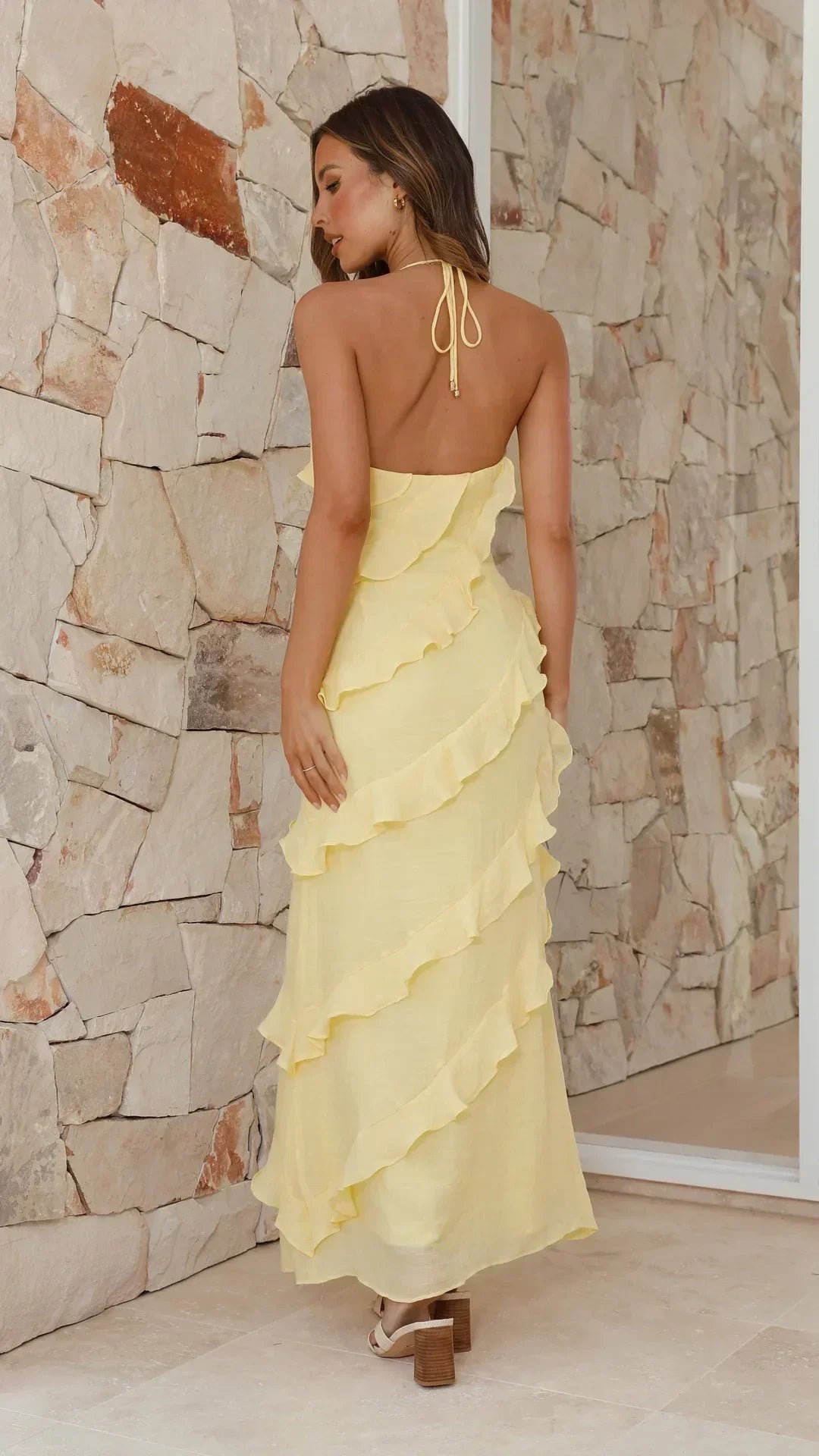 Vestido maxi con volantes — cuello halter para invitada boda — fiesta