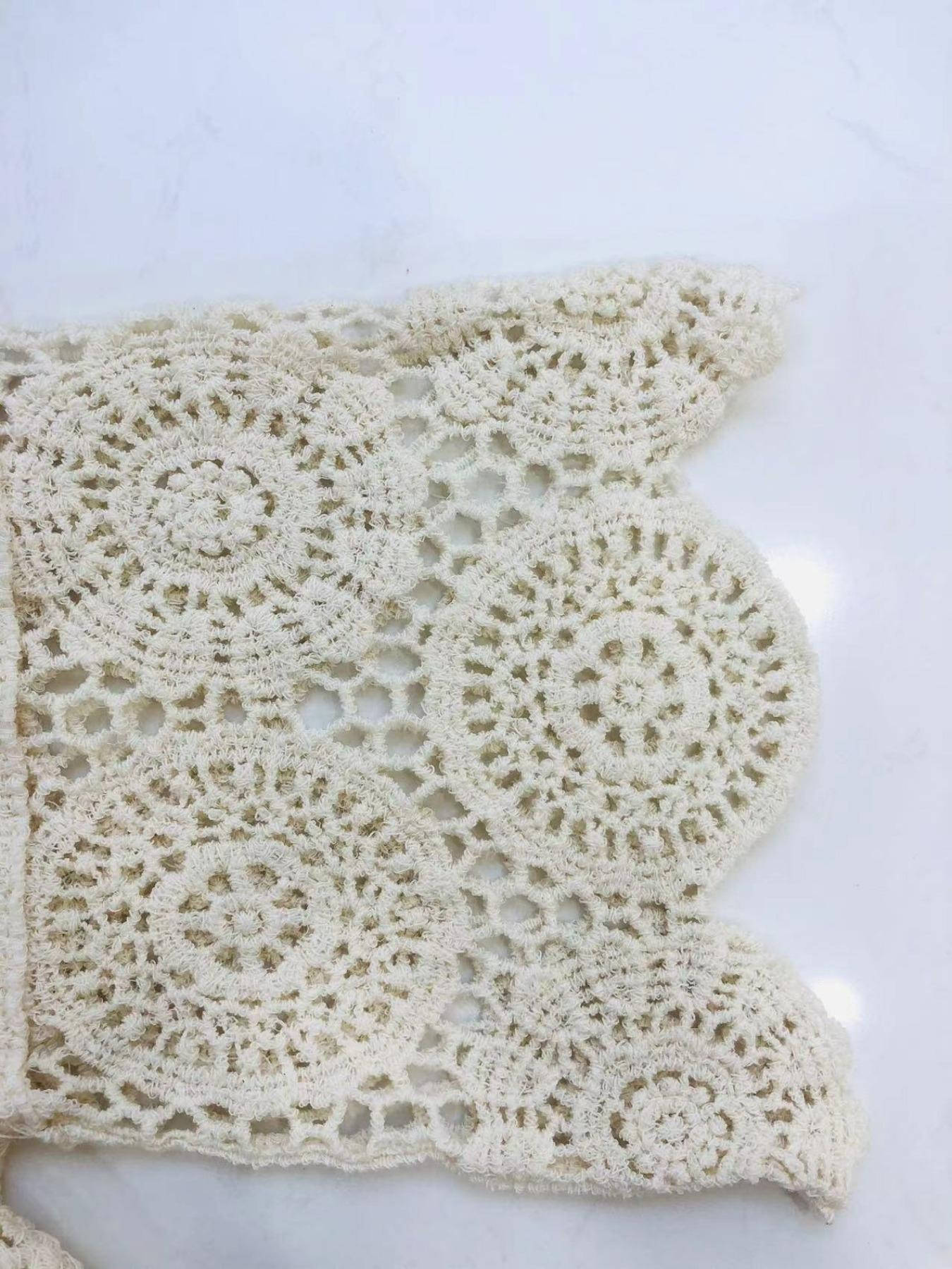Couverture de plage en crochet ajouré avec pompons et manches mi-longues