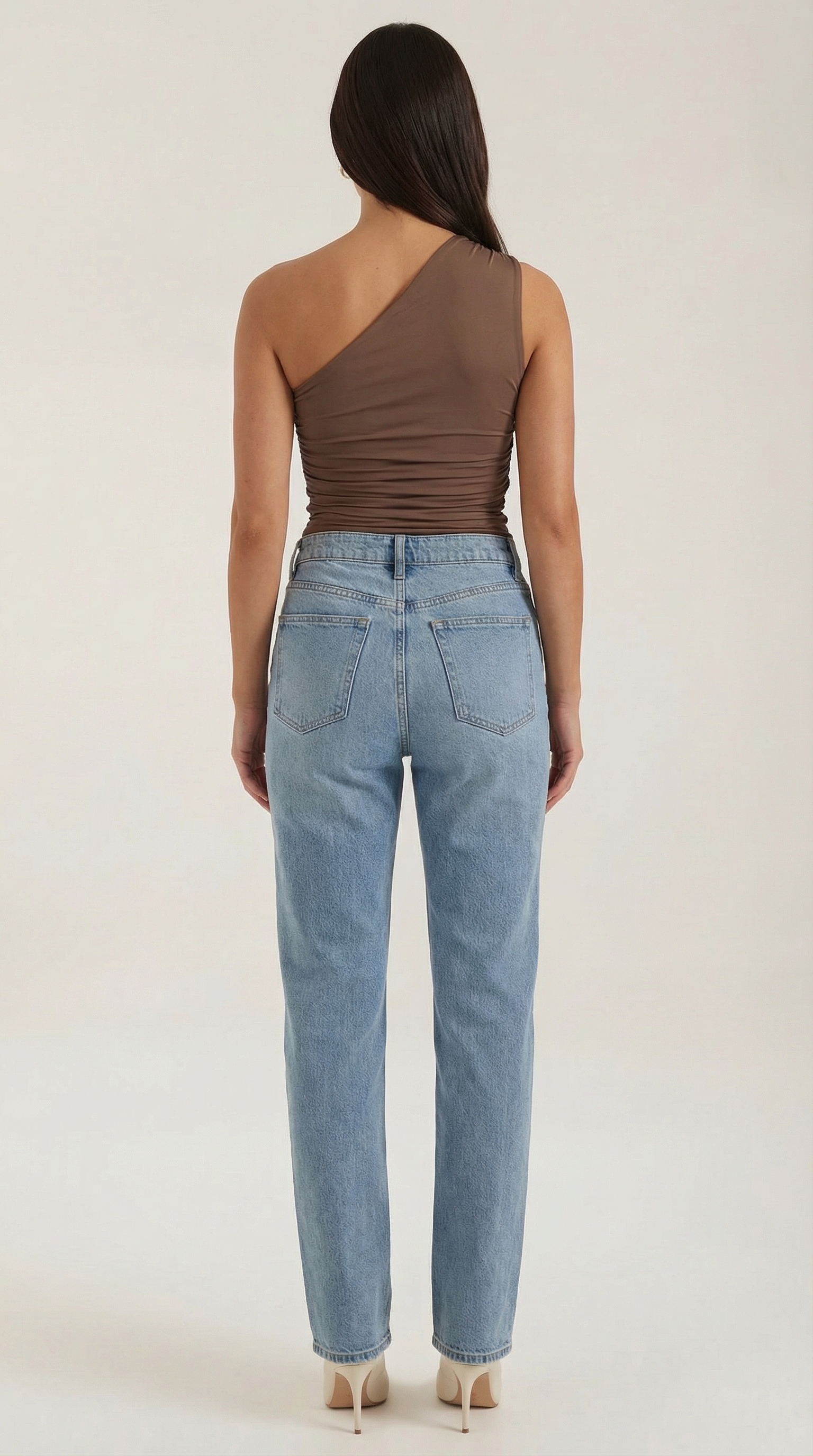 Top asymétrique à une épaule avec plis latéraux et coupe ajustée sans manches pour femme