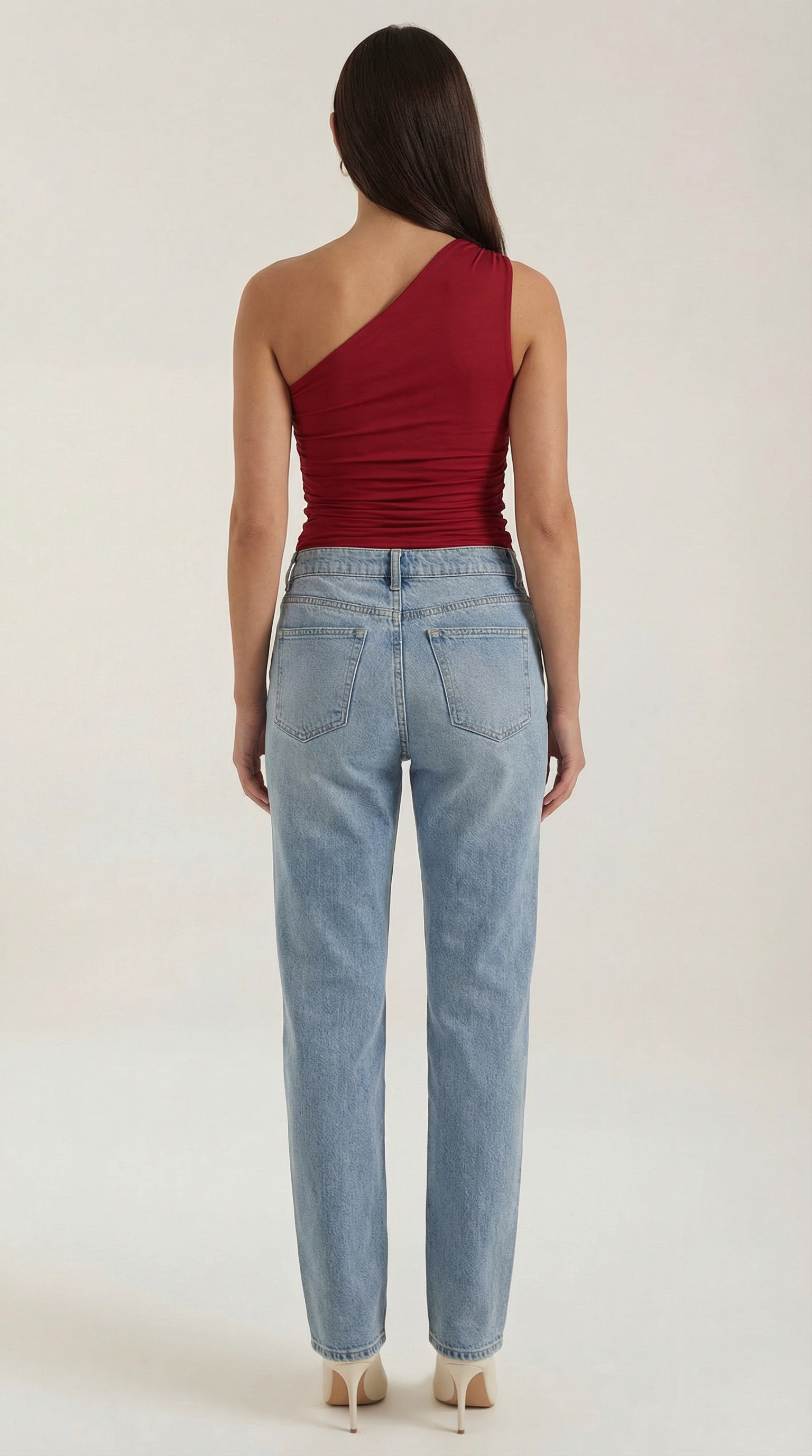 Top asymétrique à une épaule avec plis latéraux et coupe ajustée sans manches pour femme