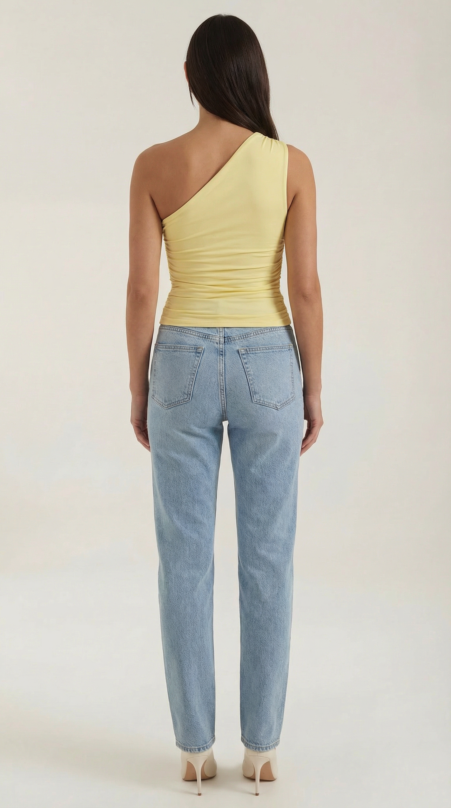 Top asymétrique à une épaule avec plis latéraux et coupe ajustée sans manches pour femme