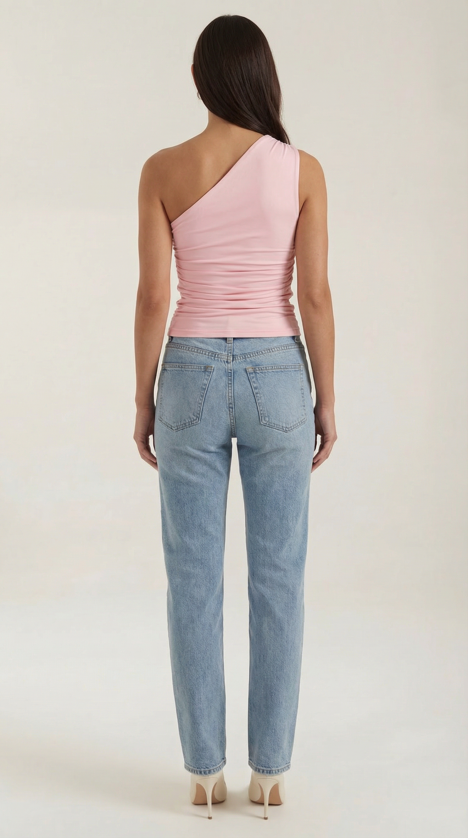 Top asymétrique à une épaule avec plis latéraux et coupe ajustée sans manches pour femme