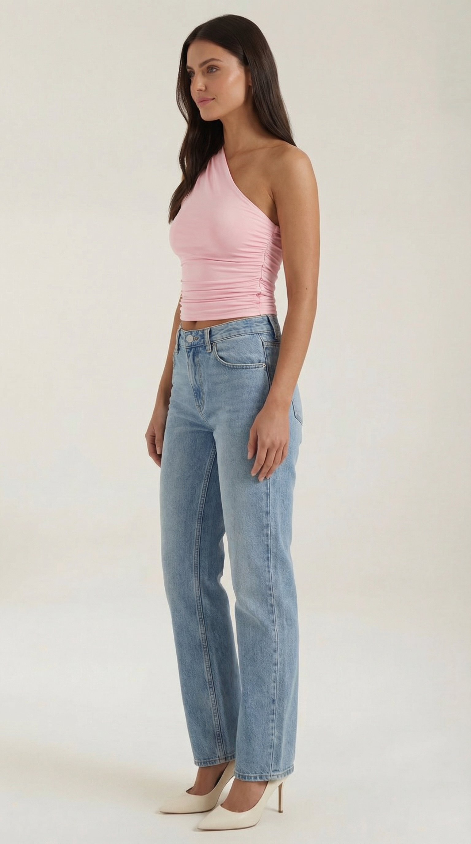 Top asymétrique à une épaule avec plis latéraux et coupe ajustée sans manches pour femme