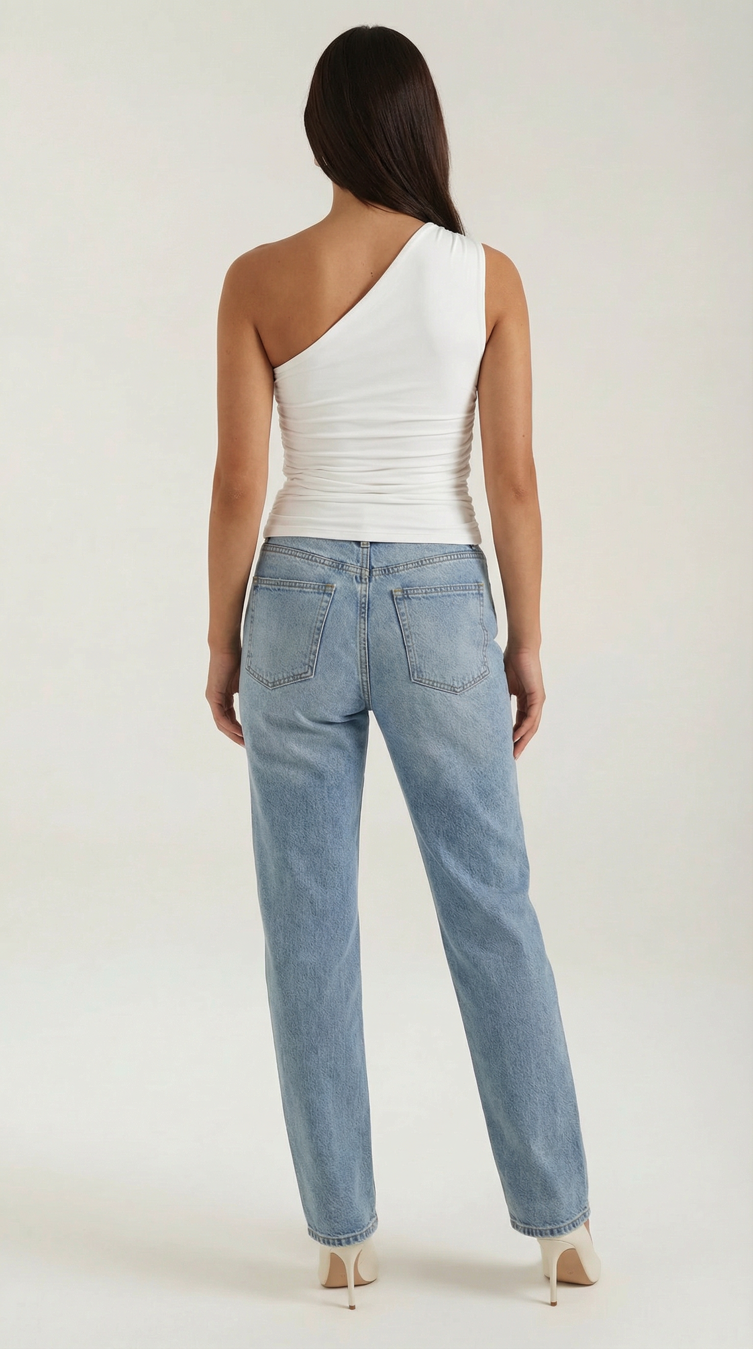 Top asymétrique à une épaule avec plis latéraux et coupe ajustée sans manches pour femme