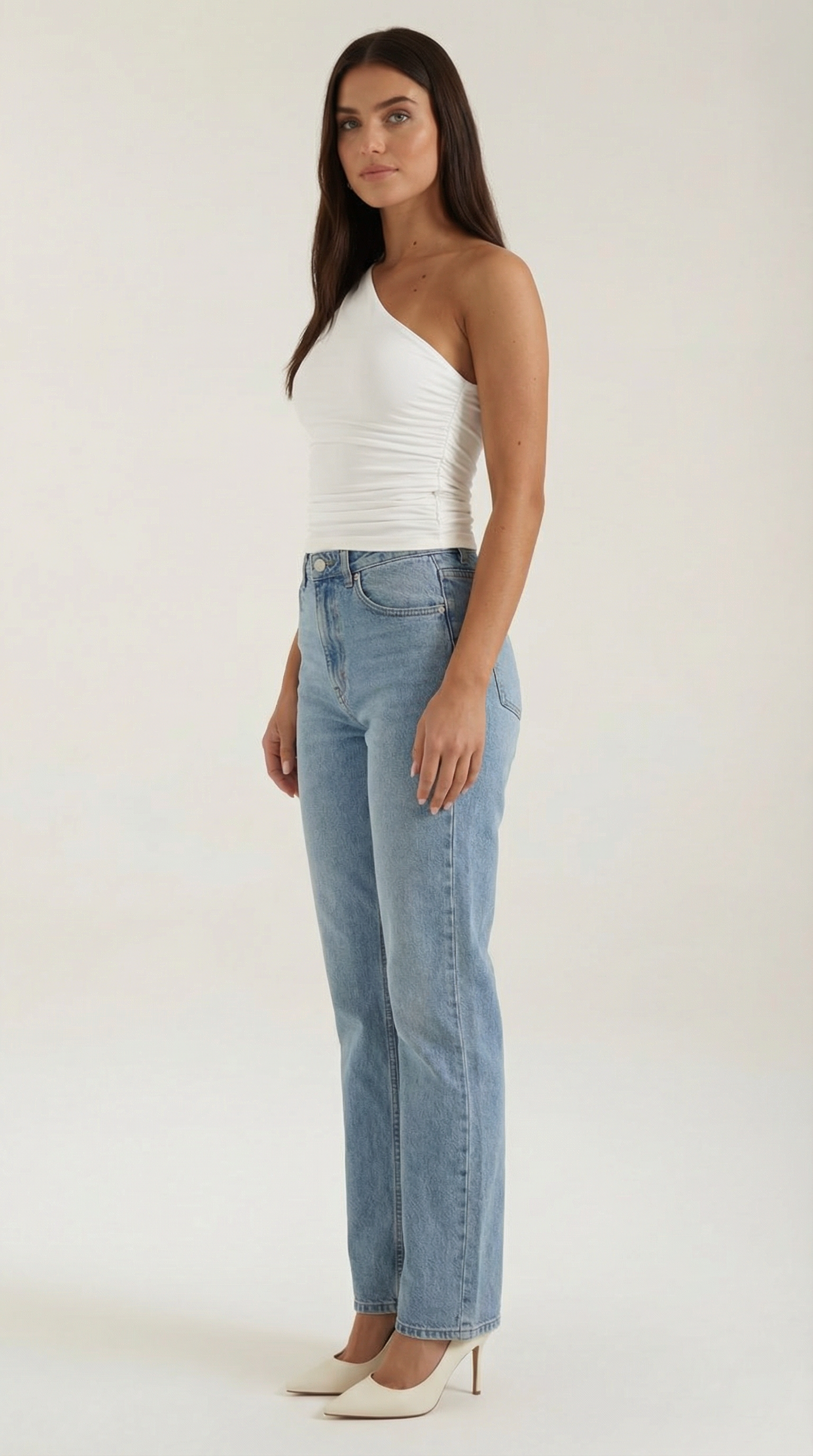 Top asymétrique à une épaule avec plis latéraux et coupe ajustée sans manches pour femme