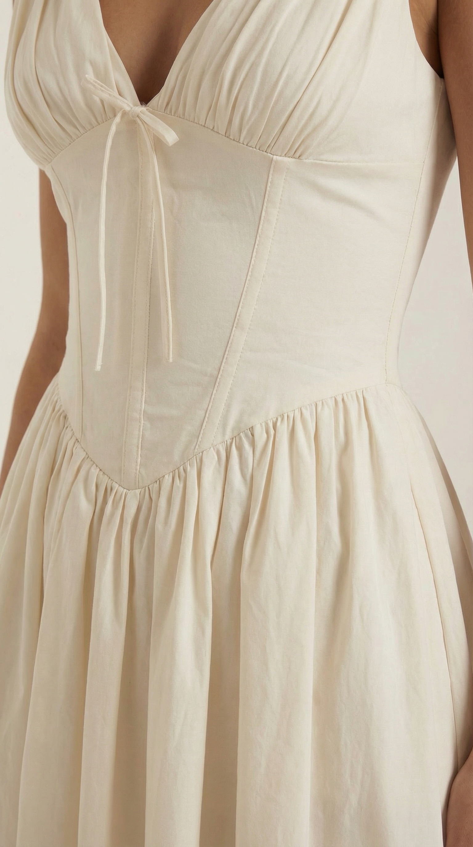Robe midi décolletée en V profond taille haute avec dos nu pour femme