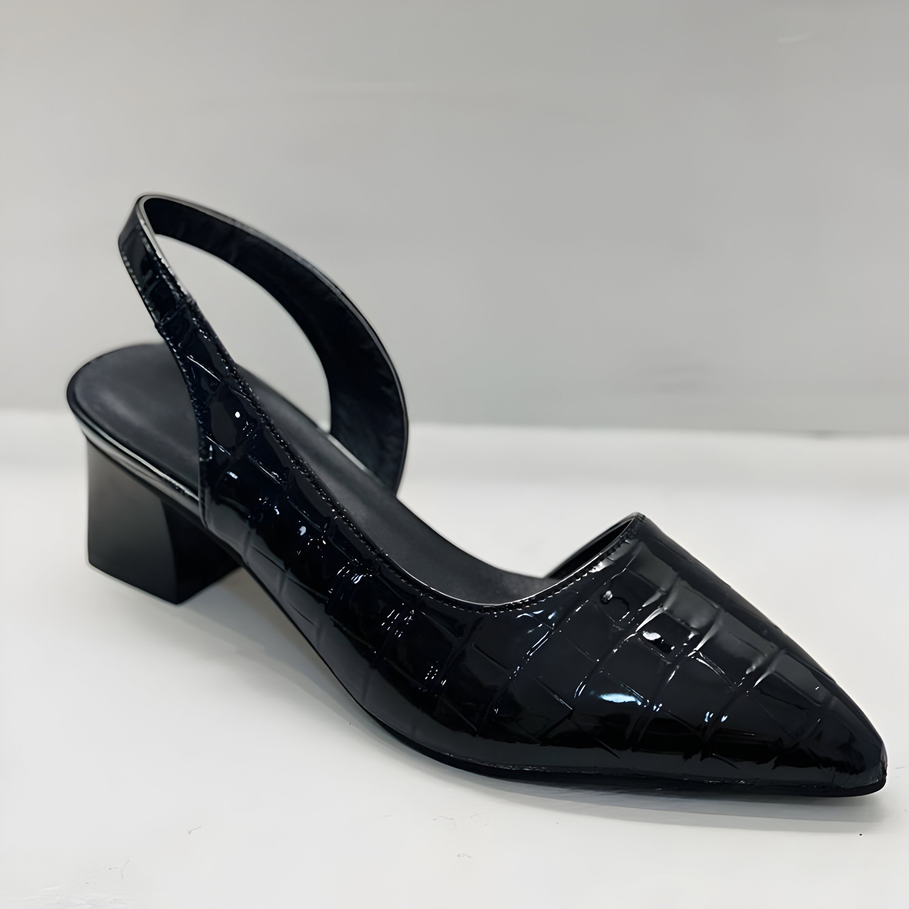 Scarpe con tacco basso da donna - design aperto sul tallone con punta sottile - ufficio